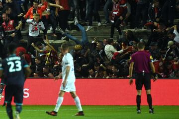 La grada se partió tras el gol de Touré con la celebración de los seguidores del Lille. Hay más de 20 heridos de distinta consideración. El partido fue suspendido.