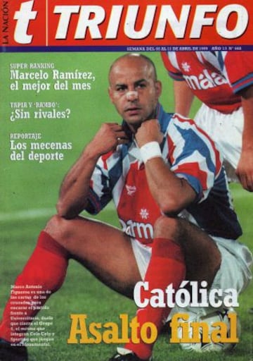 Marco Antonio Figueroa y el modelo de camiseta alternativa de Universidad Cat&oacute;lica en 1999.