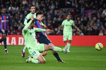 EL jugador del Getafe, Omar Alderete, trata de frenar al jugador del Barcelona, Pedri, que marca el 1-0. 