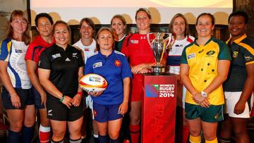 FILE PHOTO: Women&#039;s Rugby World Cup team captains with the trophy in Paris, France, July 29, 2014. REUTERS/Benoit Tessier/File Photo