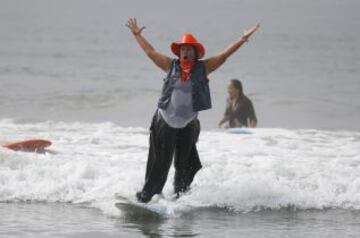 Competición de Surf en ZJ Boarding House Halloween Surf Contest en Santa Monica, California