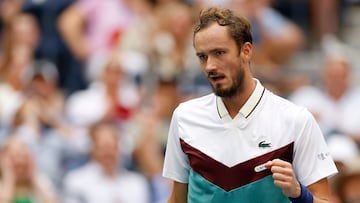 Daniil Medvedev celebra un punto contra Andrey Rublev en el US Open.