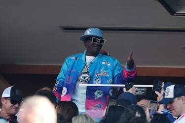 El rapero Flavor Flav saluda los asistentes al Levi's Stadium de Santa Clara.