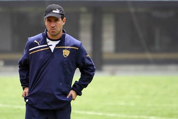 Es recordado como el entrenador que logró el histórico primer ascenso de Tijuana a la Liga MX. La última vez que lo vimos dirigir en la Liga MX fue en 2012 con los Pumas. El único inconveniente es que actualmente funge como director deportivo del Real Oviedo en España.