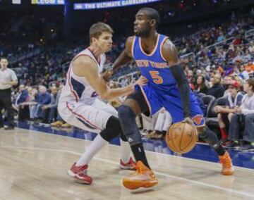Tim Hardaway Jr. trata de superar a Korver, verdugo de los Hawks.