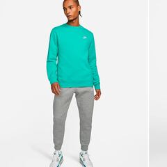 Esta sudadera Nike de hombre con tejido suave es la prenda perfecta para el entretiempo