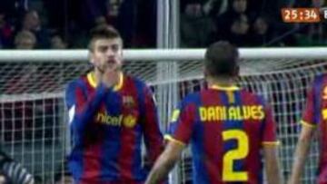 Piqué y Alves tienen un rifirrafe en mitad del partido