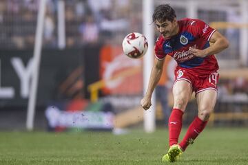 El 'pollo' se caracteriza por entrar con mucho ímpetu a las jugadas lo que lo ha llevado a ser considerado un jugador 'duro'. En el último clásico, le dejo un 'recuerdito' a Giovanni Dos Santos.
