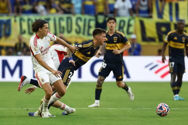 Álvaro culminó su partido discreto con una tarjeta amarilla por una dura entrada.