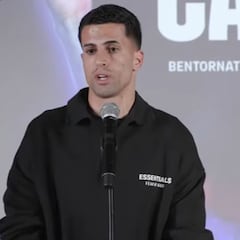 Cancelo, presentado con retraso y suspense