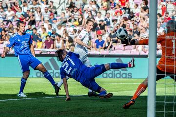 Casey Stoney trata de marcar a Nikopolidis.