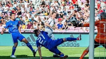 Casey Stoney trata de marcar a Nikopolidis.