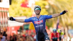 El australiano Kaden Groves, del Alpecine, celebra su victoria en la cuarta etapa de La Vuelta 2023 disputada entre Andorra la Vella y Tarragona, de 185 kilómetros de recorrido.