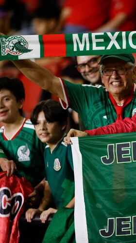 AMDEP588. CIUDAD DE PANAMÁ (PANAMÁ), 22/01/2026.- Aficionados de México animan este jueves, previo a un partido amistoso entre las selecciones de Panamá y México en el estadio Rommel Fernández Gutiérrez en Ciudad de Panamá (Panamá). EFE/ Bienvenido Velasco