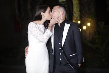 Santiago, 07 de julio 2017.
El futbolista Gary Medel junto a su esposa Cristina Morales saludan a la prensa durante su fiesta de matrimonio.

Karin Pozo/Photoport