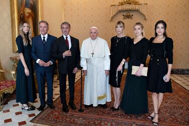 El papa Francisco se reúne con el actor y director de cine Sylvester Stallone y su familia en el Palacio Apostólico el 8 de septiembre de 2023 en la Ciudad del Vaticano, Vaticano.