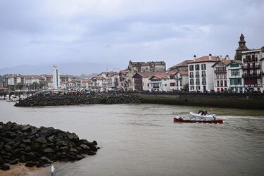 La llama olímpica es transportada a bordo de un barco tradicional denominado "trainiere vasco" o "trainera" durante el relevo de la antorcha en el puerto de San Juan de Luz, en el suroeste de Francia.