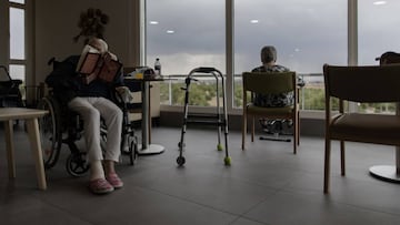 Madrid cierra a las visitas 44 residencias por positivos