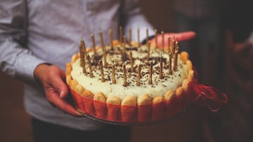 Una experta en protocolo rompe con lo establecido a la hora de soplar las velas de la tarta: ¡°Ahora eres Fernando Sim¨®n¡±