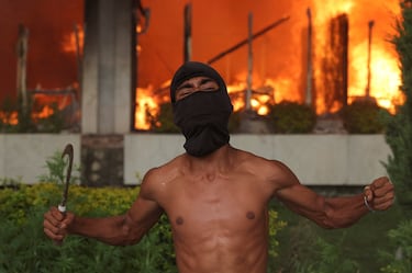 Un manifestante reacciona en el complejo del Parlamento durante una protesta contra el asesinato de 19 personas el lunes después de las protestas anticorrupción que se desencadenaron por una prohibición de las redes sociales, que luego se levantó, durante un toque de queda en Katmandú, Nepal.