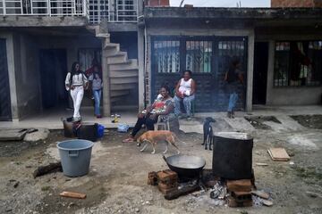 Women cook in a street Yerry Mina's hometown Guachené