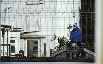 Debido a la nueva cepa del Coronavirus en Reino Unido su Primer ministro, Boris Johnson, decretó nivel 4 de alerta. Esto implica que los habitantes de los territorios afectados "deben permanecer en casa". Pero los habitantes de Crosby, un área suburbana en Sefton, Merseyside, y seguidores del Marine F.C. se saltaron dicho confinamiento para recibir al conjunto dirigido por Mourinho antes del encuentro de la FA Cup. Los Spurs vencieron 0-5 gracias a los goles de Carlos Vinícius (3), Lucas Moura y Devine. 