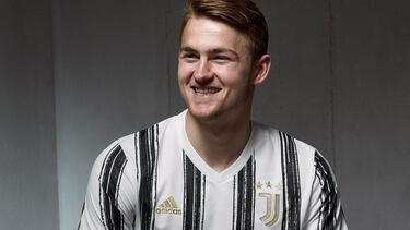 El conjunto italiano junto con la marca deportiva Adidas ha presentado la que será la nueva camiseta para la temporada 20/21. Una combinación de tradición, arte, elegancia, excelencia e innovación según el propio club. 