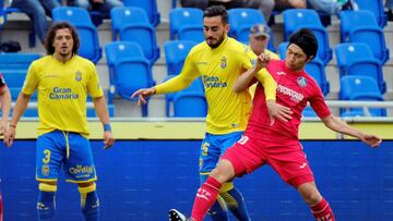Gaku disputa un balón durante el partido.