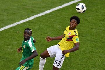 Carlos Sánchez y el jugador de Senegal, Sadio Mane, durante el partido Senegal-Colombia, del Grupo H del Mundial de Fútbol de Rusia 2018, en el Samara Arena de Samara, Rusia, hoy 28 de junio de 2018