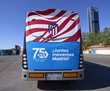 La Empresa Municipal de Transportes de Madrid ha presentado unos autobuses eléctricos para el derbi del domingo entre el Atlético de Madrid y el Real Madrid.