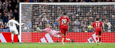 2-0. El delantero francés anota engañando a Odysseas Vlachodimos. Con este gol, Kylian Mbappé empata la plusmarca de Cristiano Ronaldo con 59 goles en un año natural.