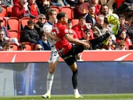 PALMA DE MALLORCA, 15/03/2026.- El delantero del Mallorca Mateo Joseph pelea un balón ante el defensa del Espanyol Carlos Romero (i) durante el partido de LaLiga entre El Real Mallorca y El Espanyol que se disputa, este domingo, en Son Moix. EFE/ Cati Cladera
