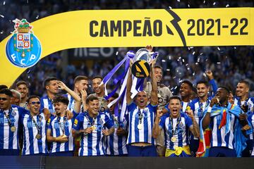 El Oporto ganó por 30ª vez la liga portuguesa en la penúltima jornada tras ganar al Benfica.