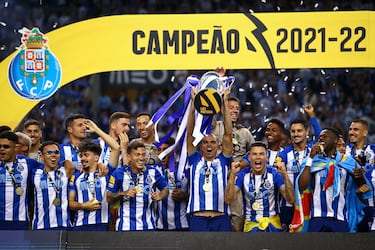 El Oporto ganó por 30ª vez la liga portuguesa en la penúltima jornada tras ganar al Benfica.