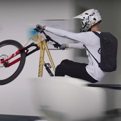 La viralidad se lleva en la sangre: Gabriel Wibmer, al cole en MTB