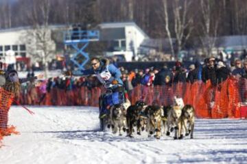 Después del acto ceremonial, ayer comenzó la primera etapa de la carrera de trineos con perros en Willow, Alaska. El viaje será de un total de 1.609 kilómetros.