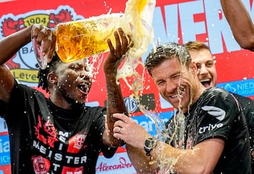 Los jugadores del Bayer Leverkusen bañan en cerveza a Xabi Alonso en la rueda de prensa y tras conseguir el histórico primer título en la Bundesliga.