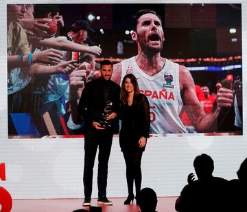 Rudy Fernández, jugador de baloncesto de la Selección y del Real Madrid, recibe el trofeo que le entrega Laura Martínez, directora de deportes de la SER.