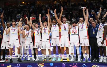 El equipo español, con la medalla de oro ya colgada al cuello, espera la entrega del trofeo.