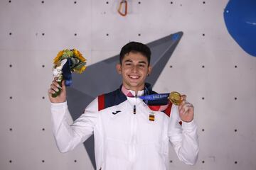 La escalada deportiva debutó en Tokio y el cacere?o se proclamó primer campeón olímpico con 18 a?os. Antes, había ganado la plata continental. El campeón más natural ansía ahora tener buenas instalaciones en Espa?a para que el deporte pueda crecer.