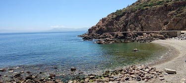 La Playa del Tarajal, ubicada en Ceuta junto a la frontera con Marruecos, ofrece un ambiente tranquilo y poco concurrido. Su entorno urbano y multicultural la convierte en un lugar singular para pasear y reflexionar. Aunque no es ideal para el baño, atrae a quienes buscan experiencias auténticas. Es también un punto de interés histórico por su papel en eventos migratorios.