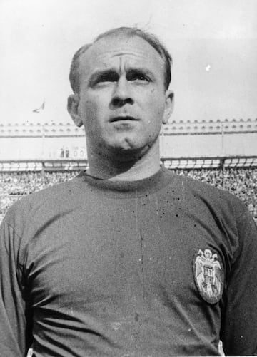En 1956 se nacionalizó español, pero no sería hasta el 30 de enero de 1957 cuando jugó su primer partido con la selección española enfrentándose a la selección neerlandesa, y en el que España vence por 5-1 con un hat-trick de Di Stéfano.