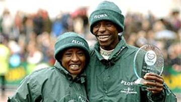 <b>MARATÓN DE LONDRES. </b>Los atletas keniatas Evans Rutto y Margaret Okayo con el trofeo que les acredita como vencedores.