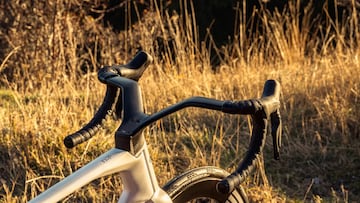 Manillar CCY1 incorporado en la bicicleta Colnago Y1RS con la que el UAE Emirates y Tadej Pogacar competirán en 2025.