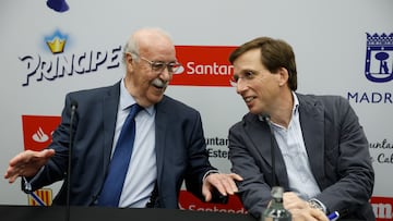 El exseleccionador español Vicente del Bosque (i) conversa con el alcalde de Madrid, José Luis Martínez Almeida (d) durante la presentación de sus Campus de verano en toda España este jueves en un acto celebrado en Madrid.