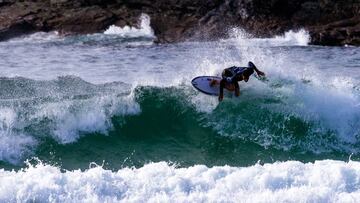 Andy Criere surfeando con licra azul en la playa de Pantín durante el Open Galicia de la Liga Iberdrola Fesurfing.