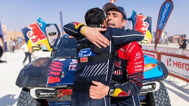 Nani Roma se abraza a su copiloto Álex Haro tras ganar la Etapa 10 del Dakar 2025.