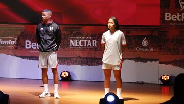 Independiente Santa Fe reveló la nueva camiseta de los planteles femenino y masculino para la temporada 2023. Alfonso Cañón lideró la presentación.