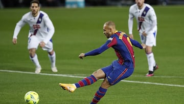 Soccer Football - La Liga Santander - FC Barcelona v Eibar - Camp Nou, Barcelona, Spain - December 29, 2020 FC Barcelona's Martin Braithwaite misses a penalty REUTERS/Albert Gea