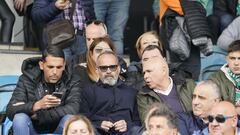 Alvaro Cervera, entrenador del Oviedo, en la grada de El Sardinero, viendo el Racing-Eibar.